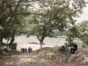 Personas solicitantes de asilo y migrantes entran a México desde Guatemala después de cruzar el río Usumacinta en Frontera Corozal.
